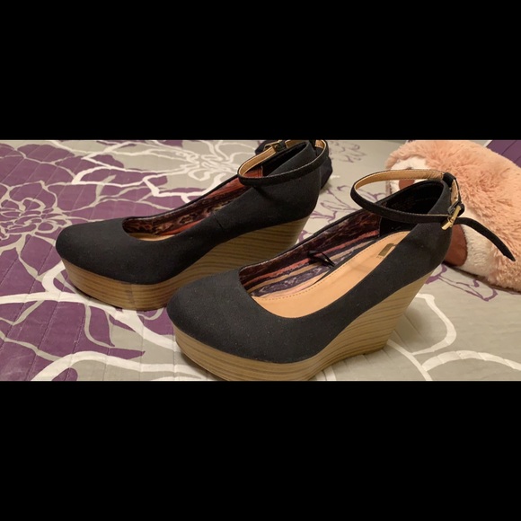 Shoes - Picture 5 of 8